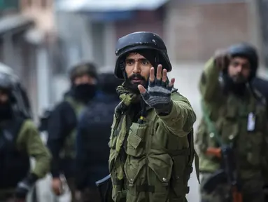 Tentara India tiba dalam operasi kontra-pemberontakan di pinggiran Srinagar, Kashmir, India, 3 Januari 2022. Menurut polisi, seorang pemberontak utama dan rekannya tewas dalam operasi tersebut. (AP Photo/Mukhtar Khan)