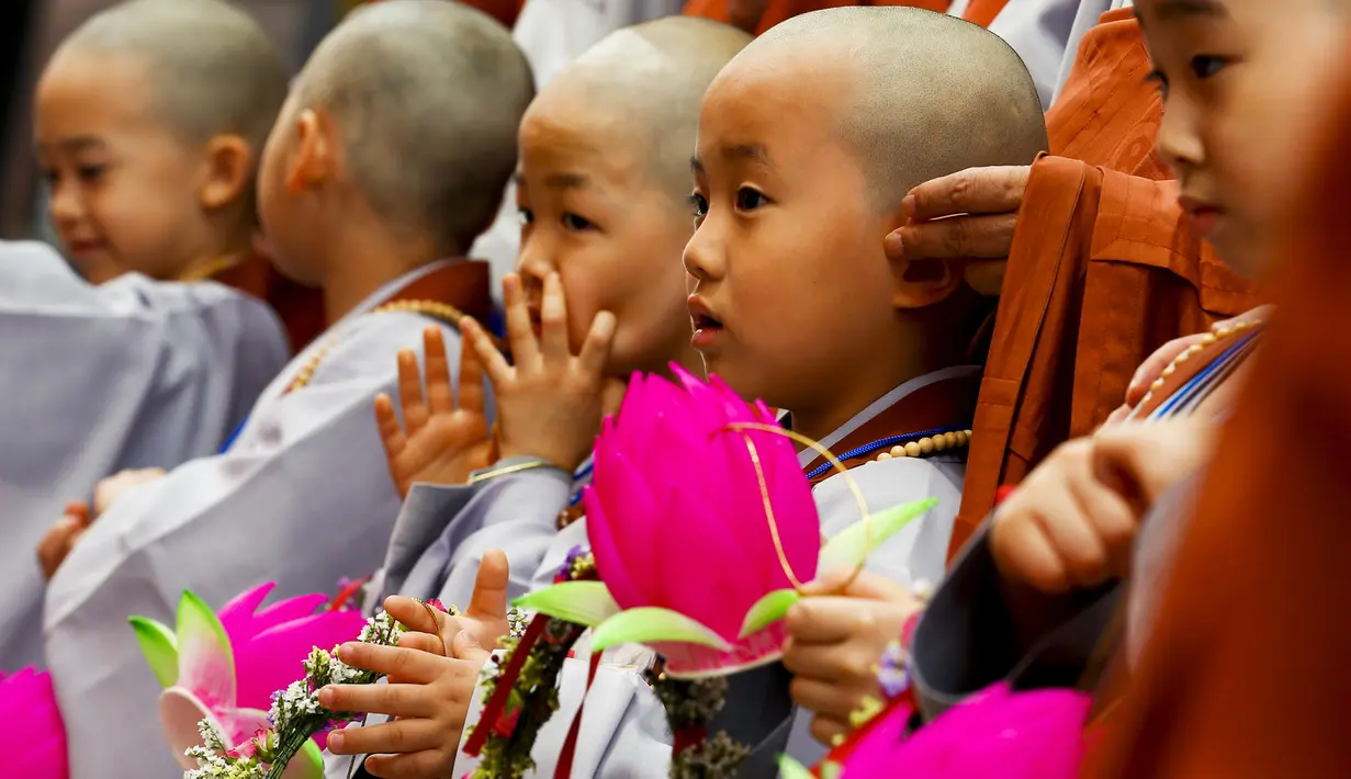 Sejumlah anak mengikuti upacara pemberkatan Biksu di kuil Jogye, Seoul, Senin (11/5/2015). Sepuluh orang anak diberikan kesempatan untuk mengalami kehidupan sebagai biksu selama dua minggu. (REUTERS/Thomas Peter)
