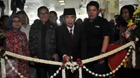 Ketua DPR RI Ade Komarudin menggunting pita pada peresmian ruangan wartawan parlemen di Gedung Nusantara III kompleks parlemen, Senayan, Jakarta, Selasa (5/4). Ruangan itu diperuntukan bagi para pewarta berita yang ada di DPR. (Liputan6.com/Johan Tallo)