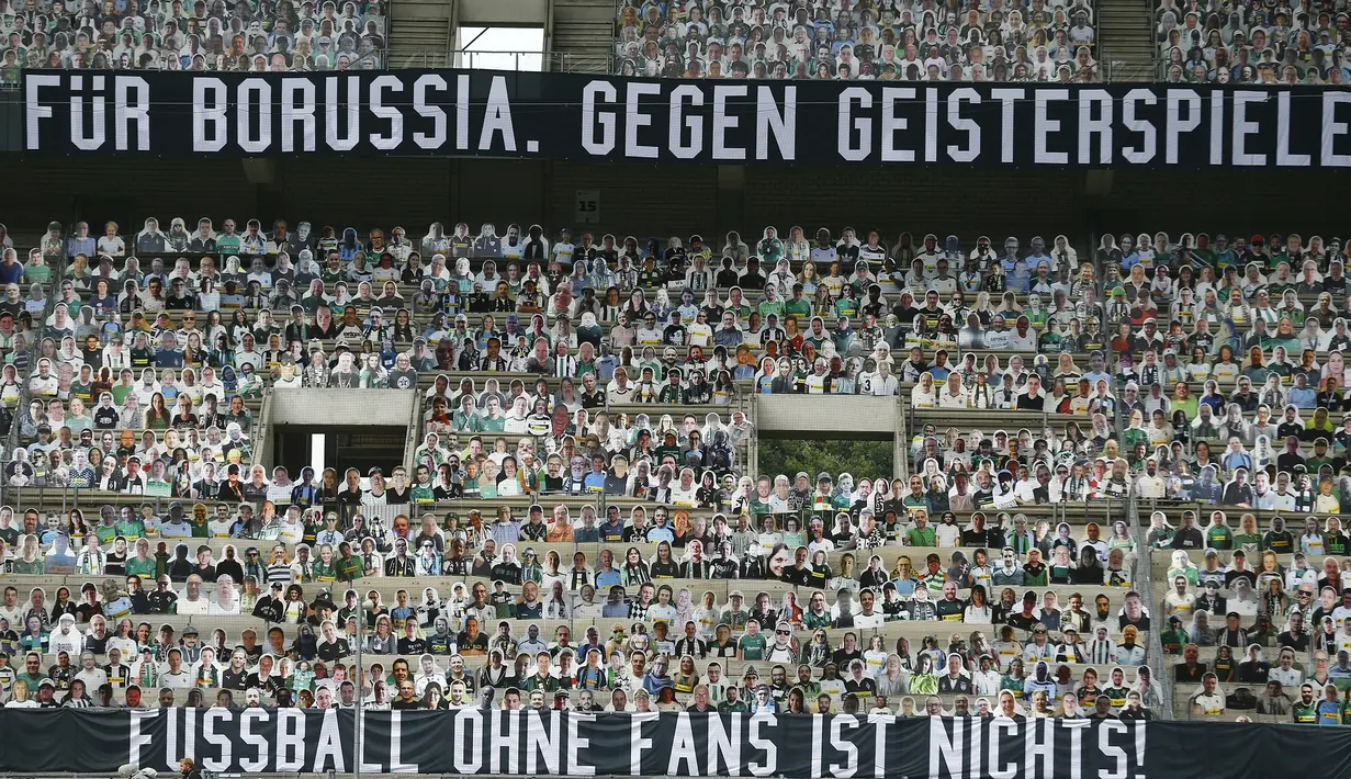 Ribuan suporter kardus mengisi kursi penonton saat laga Borussia Monchengladbach melawan Wolfsburg di orussia Park Stadium, Rabu (17/6/2020) dini hari WIB. Monchengladbach menang telak 3-0 atas Wolfsburg. (AFP/Thilo Schmuelgen/pool)
