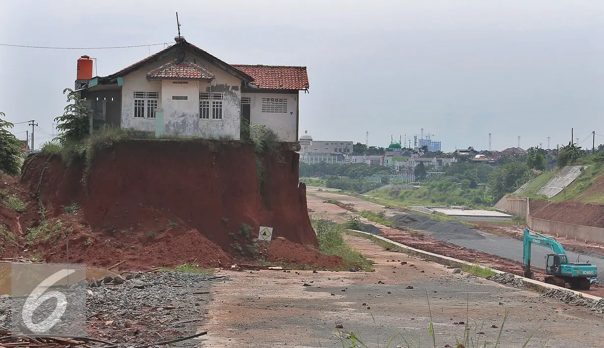 Kendaraan alat berat melintas di dekat Musala yang masih berdiri di lokasi pembangunan proyek Tol Cinere-Jagorawi (Cijago) seksi II d Depok, Jawa Barat, Selasa (1/11). (Liputan6.com/Johan Tallo)