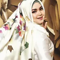 Usia kehamilan Siti saat ini sudah menginjak empat bulan. Dalam pengumumannya itu, Siti mengucapkan terima kasih serta permohonan maaf lantaran selama beberapa bulan ini menolak tawaran pekerjaan. (Instagram/cdtk)
