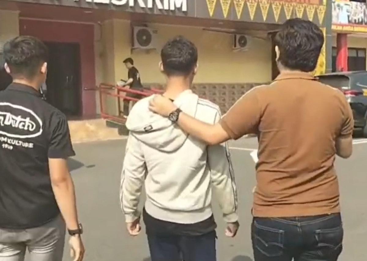 Penangkapan pelajar pamer senpi di Palembang (tangkapan layar video media sosial).