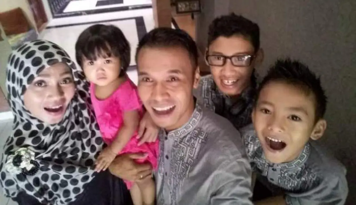 Charis Yulianto ber-selfie ria dengan istri dan anak-anaknya.