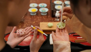 Tangguozi, sejenis hidangan penutup yang terinspirasi dari budaya Dinasti Tang (618-907 M), dikenal dengan desainnya yang indah dan warna-warna yang cerah. Hidangan ini sering disajikan bersama teh. (Dok. Antara/Xinhua)