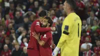 Penyerang Liverpool Mohamed Salah berselebrasi dengan Virgil van Dijk setelah mencetak gol kedua untuk timnya ke gawang Rangers dalam partai matchday 3 fase grup Liga Champions 2022/2023 yang digelar di Anfield, Rabu (5/10/2022) dini hari WIB. Liverpool sukses mengandaskan Rangers dengan skor 2-0. (AP Photo/Rui Vieira)