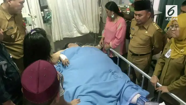 Penderita obesitas Titi Wati dikunjungi Guburnur Kalimantan Tengah di rumah sakit.