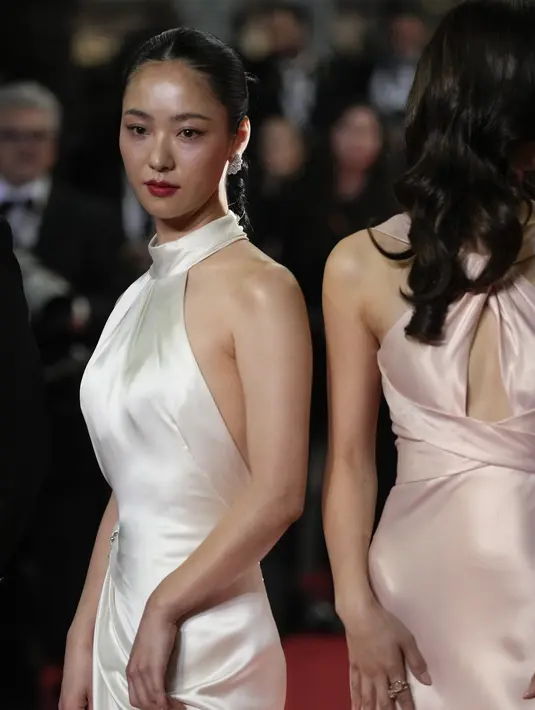 <p>Jeon Yeo Bin berpose memperlihatkan bentuk tubuhnya yang ideal. Gaun putih membuat pesonanya terpancar. (Foto: Scott Garfitt/Invision/AP)</p>