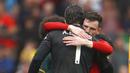 Pemain Liverpool, Andrew Robertson dan Alisson Becker saling berpelukan usai dipastikan gagal menjadi juara Liga Inggris musim 2021/2022. (AP/Jon Super)