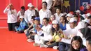 Menteri Sosial (Mensos) Idrus Marham menyaksikan anak-anak bermain dalam Gebyar Prestasi Keluarga Sejahtera Indonesia 2018 di Cibubur, Minggu (12/8). Acara diikuti oleh enam ribu peserta anak-anak berprestasi se-Indonesia. (LIputan6.com/Faizal Fanani)