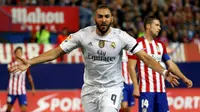 Pemain Real Madrid Karim Benzema merayakan golnya  dalam lanjutan liga Spanyol di Vicente Calderon stadium in Madrid, Senin (05/10/2015). Atletico vs Madrid seri 1-1. (REUTERS/Andrea Comas)