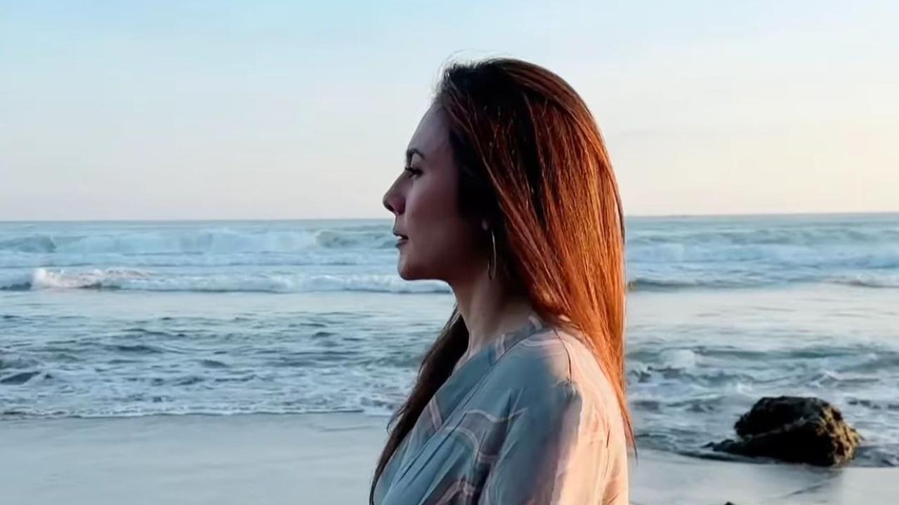 Potret Wulan Guritno di  Pantai Pecaron menuai banyak komentar. Salah satunya dari salah satu rekan public figure yakni komedian Bopak Castello.