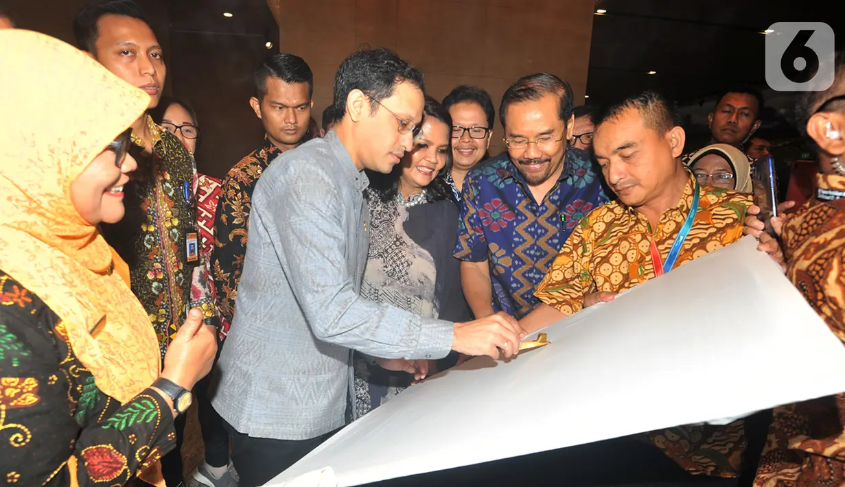 Mendikbud Nadiem Makarim mencanting batik pada peluncuran School Collaboration System (SCS) di Seminar Nasional & Science Fair 2020 di Jakarta, Jumat (24/1/2020). Kegiatan tersebut bertajuk Transformasi Pendidikan Menyongsong Era Society 5.0. (Liputan6.com/HO/Iwan)