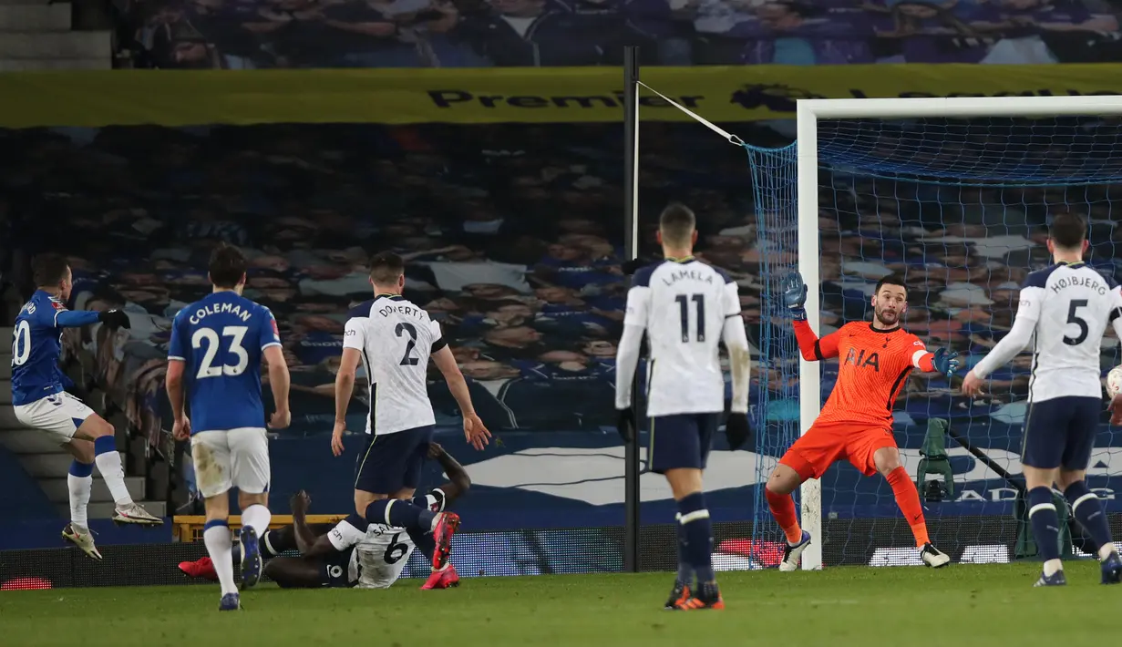 Striker Everton, Bernard (kiri) mencetak gol kelima timnya ke gawang Tottenham Hotspur di babak extra time dalam laga babak kelima Piala FA 2020/21 di Goodison Park, Rabu (10/2/2021). Everton menang 5-4 (4-4) atas Tottenham. (AFP/Clive Brunskill/Pool)