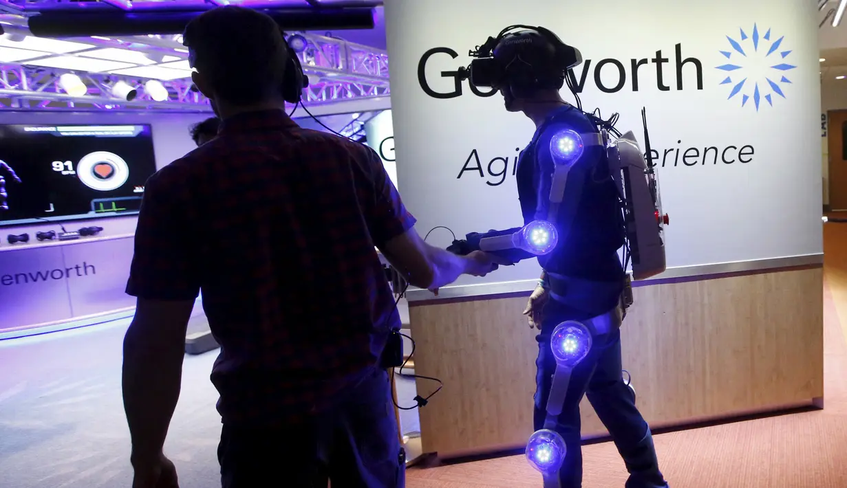 Seorang relawan saat bergerak dengan menggunakan kostum Genworth R70i Aging Experience di Liberty Science Center di Jersey City , New Jersey, (5/4). kostum ini dirancang untuk membuat Anda merasa seperti orang tua. (REUTERS / Shannon Stapleton)