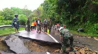 Jalan terlihat retak setelah dilanda longsor. (Liputan6.com?Windy Phagta)