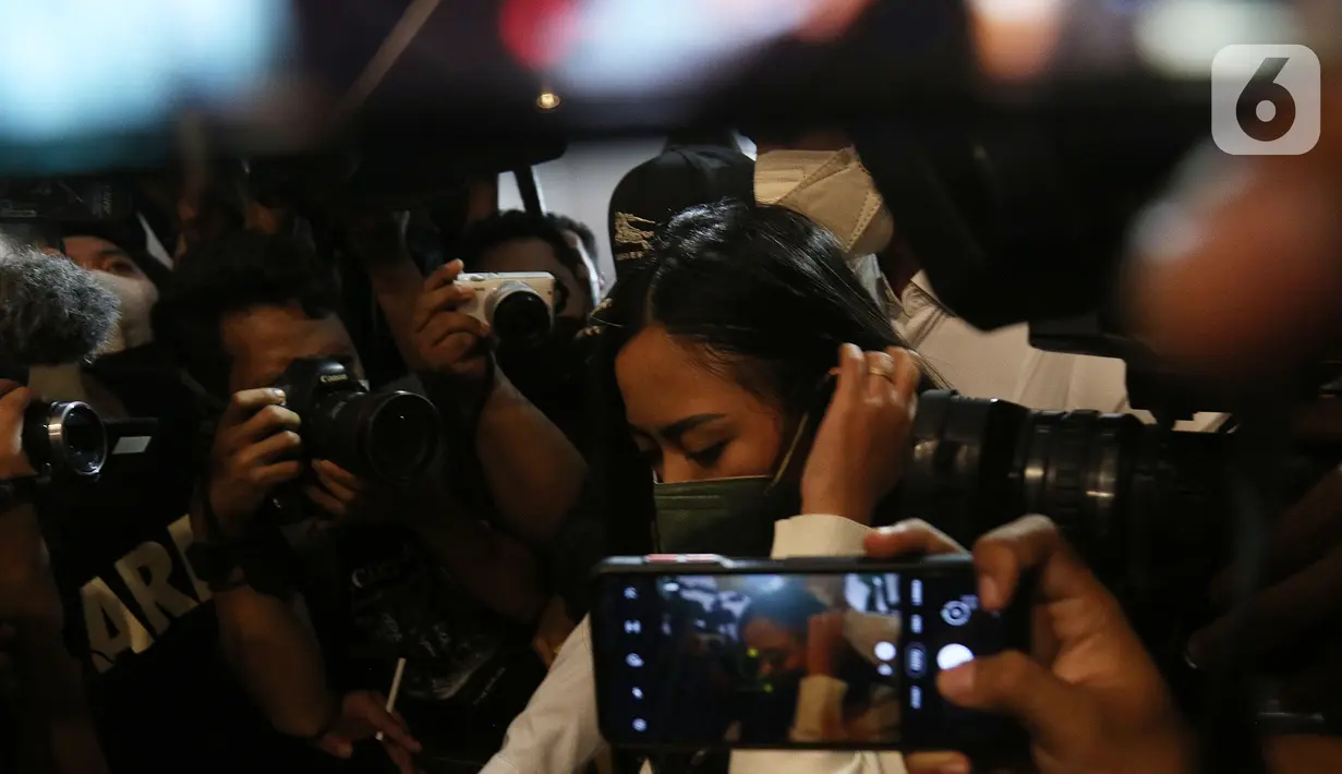 Selebgram Rachel Vennya saat tiba di Polda Metro Jaya, Jakarta, Kamis (21/10/2021). Rachel memenuhi panggilan Polda Metro Jaya untuk dimintai klarifikasi terkait kasus dugaan kaburnya dari tempat karantina usai pulang dari luar negeri. (Liputan6.com/Herman Zakharia)
