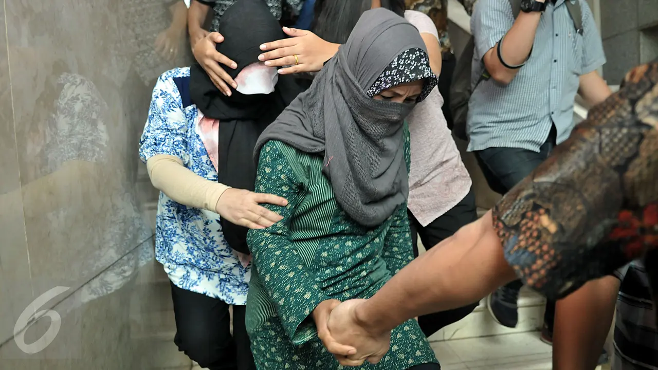 20160307-Datangi MKD DPR, PRT Ivan Haz Tutupi Wajah Pakai Masker-Jakarta