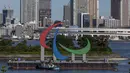 Kapal penarik memindahkan Simbol Paralimpiade "Three Agitos" yang dipasang di Taman Laut Odaiba, Tokyo pada Jumat (20/8/2021). Paralimpiade Tokyo 2020 berlangsung 24 Agustus hingga 5 September mendatang setelah ditunda setahun akibat pandemi Covid-19. (Yuichi Yamazaki/Pool Photo via AP)
