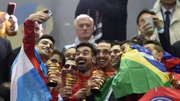 Sebelum berfoto resmi, Javier Pastore mengabadikan momen dengan berselfie bersama rekan-rekannya (MARTIN BUREAU / AFP)