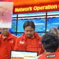 Dirut Telkomsel Ririek Adriansyah (ketiga dari kiri) beserta jajaran direksi Telkomsel saat kunjungan ke Network Operation Center Telkomsel.