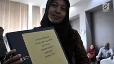 Perwakilan calon jemaah menunjukkan berkas saat melaporkan Abu Tours Travel ke Bareskrim Polri, Jakarta, Kamis (12/4). Mereka mewakili 307 jemaah Jabodetabek, korban penipuan yang mendaftar di beberapa cabang Abu Tours. (Merdeka.com/Iqbal S. Nugroho)
