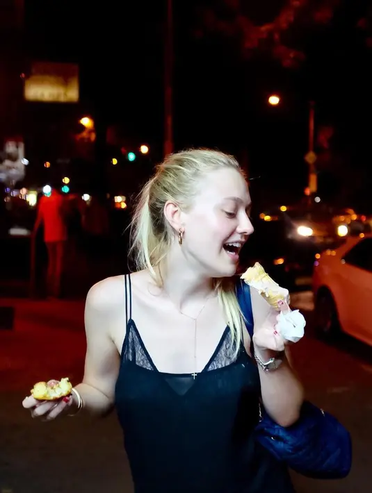 Dilansir dari E! News, mengau   dirinya punya akun Instagram lain   yang ia lakukan untuk sedikit   menyelidiki hal lain.   (instagram/dakotafanning)