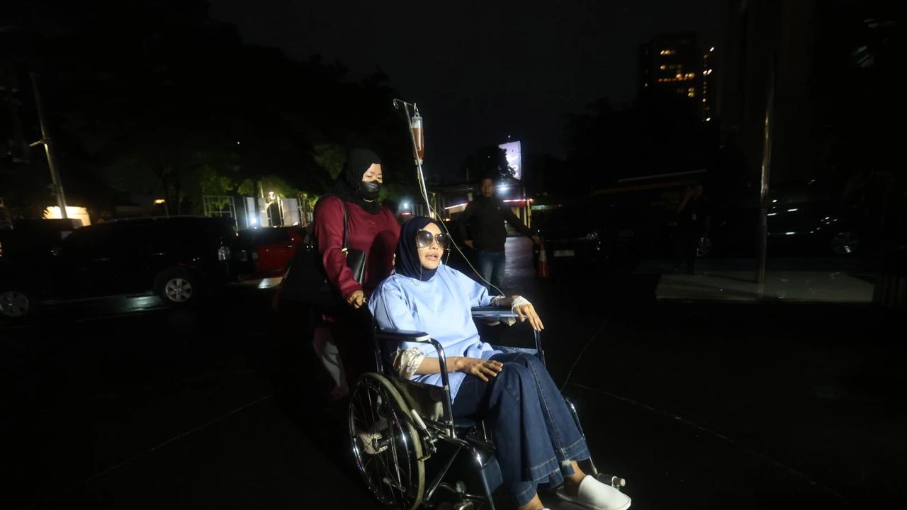 FOTO:  Berkursi Roda, Dokter Detektif Penuhi Panggilan Polres Jakarta Selatan