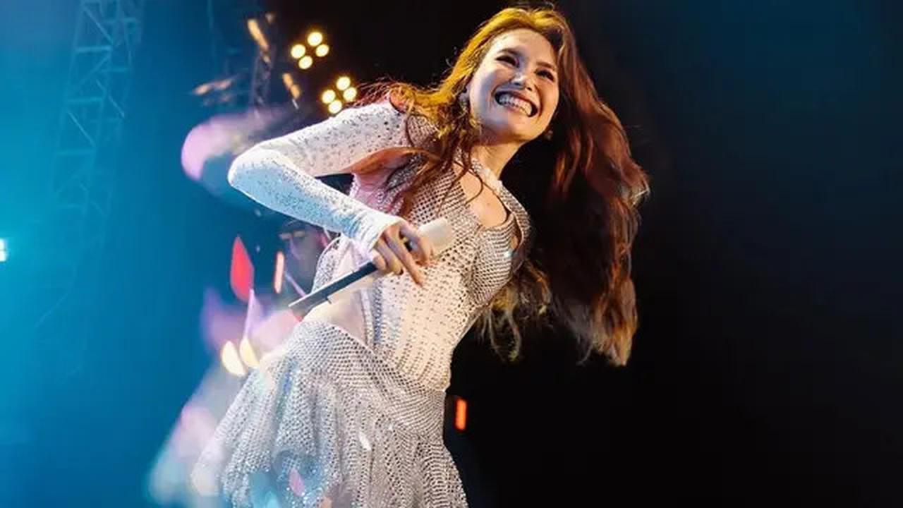 Goyang Heboh Ayu Ting Ting Mengenakan Baju Putih Silver saat Konser Perdana Jadi Sorotan