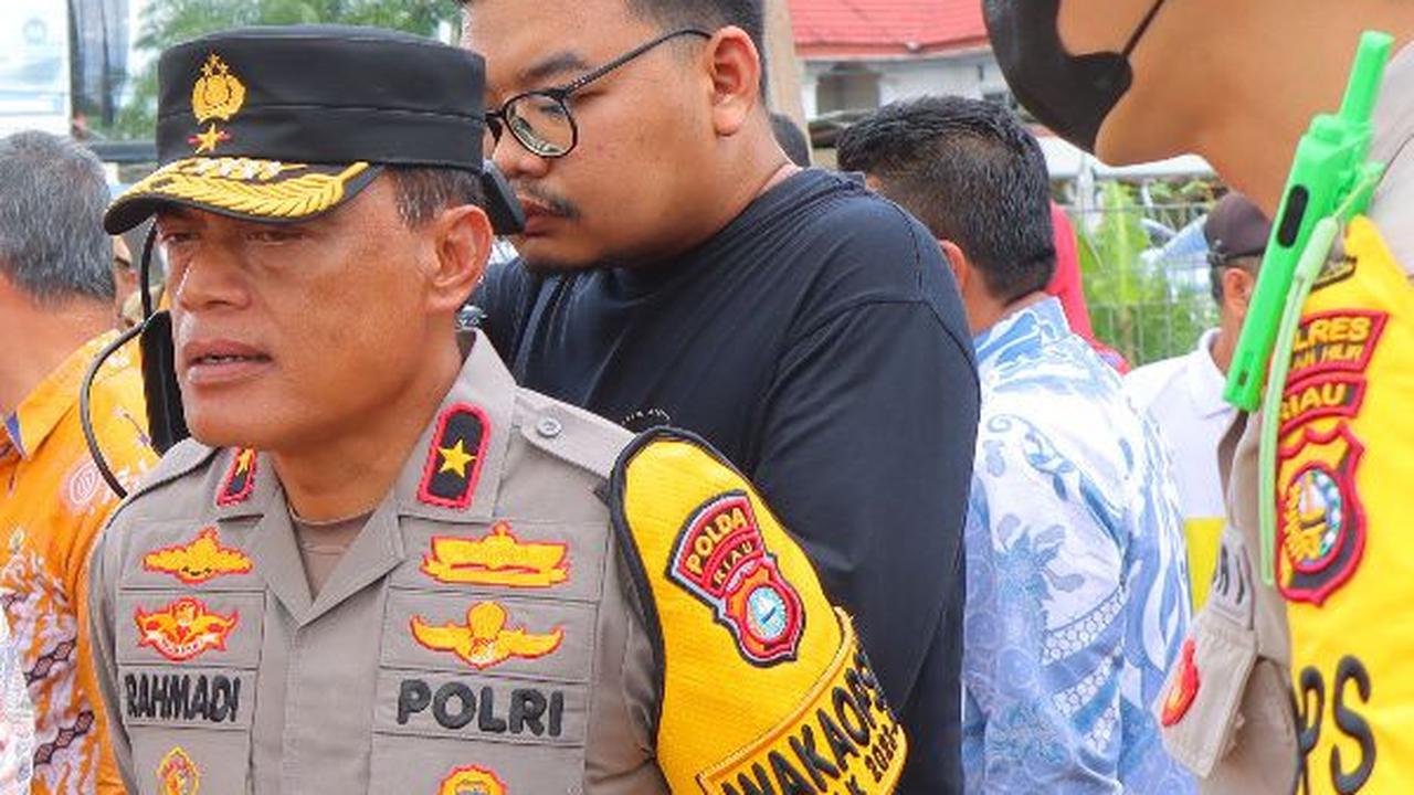 Wakapolda Riau dan Kapolres Rohil Beri Sembako Korban Banjir & Sosialisasikan Pemilu