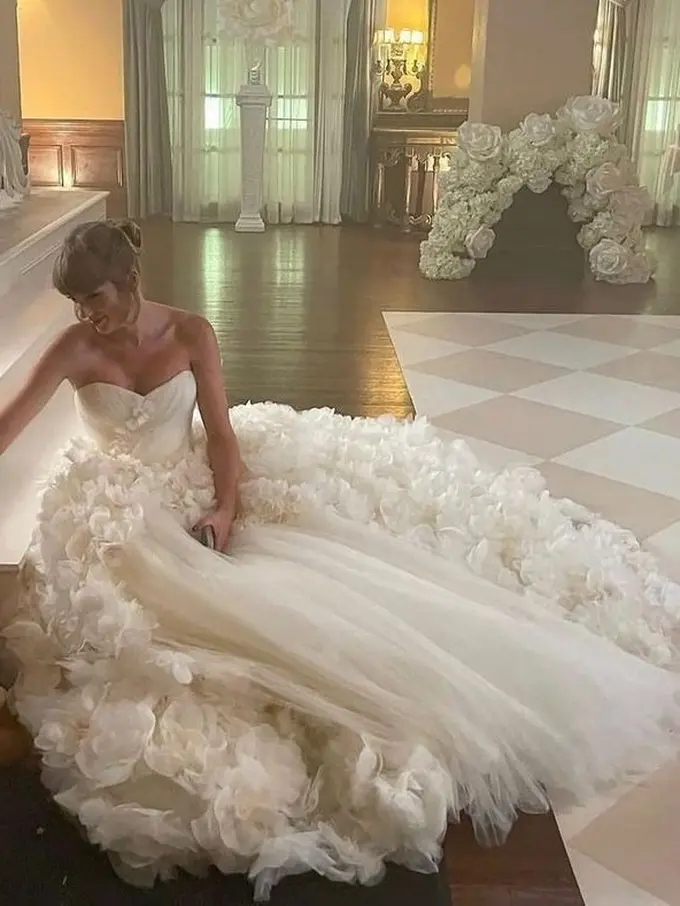 Taylor Swift Resmi Menikah dengan Travis Kelce, Tampil Memukau dalam Gaun Christian Dior Haute Couture