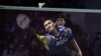 Ganda putra Muhammad Shohibul Fikri/Bagas Maulana disingkirkan rekan senegaranya, juara Indonesia Masters 2022 lalu sekaligus unggulan ke-6, Fajar Alfian/Muhammad Rian Ardianto dengan dua game rubber game 10-21, 21-10 dan 15-21. (Bola.com/Bagaskara Lazuardi)