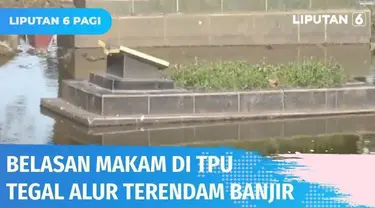 Ratusan umat muslim melakukan ziarah ke makam anggota keluarga mereka di TPU Tegal Alur, Kalideres, Jakarta Barat. Belasan makam terendam banjir setinggi 10-20 centimeter.