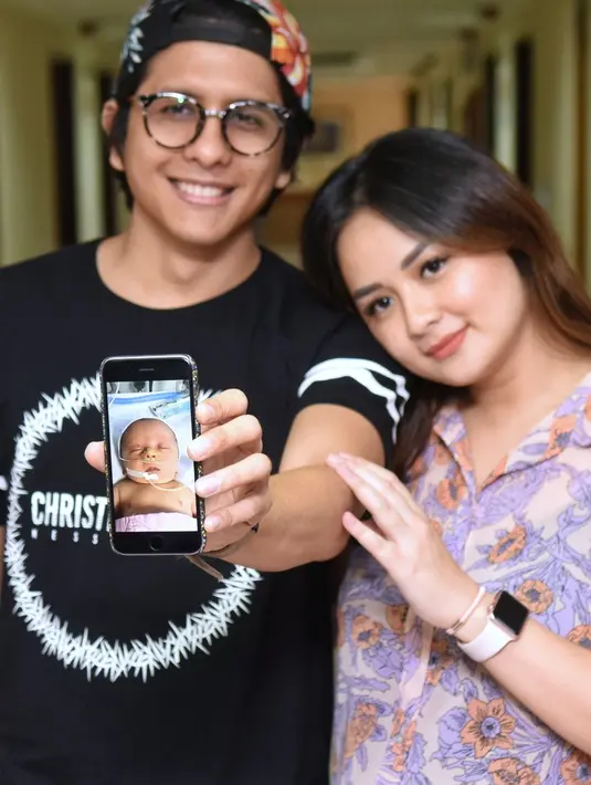 Kelahiran anak ke-4nya ini memang cukup membuat Joanna dan suami khawatir. Pasalnya ketika lahir anak perempuannya ini tidak langsung menangis. Untuk itu sang bayi dibawa  ke ruangan NICCU. (Adrian Putra/Bintang.com)