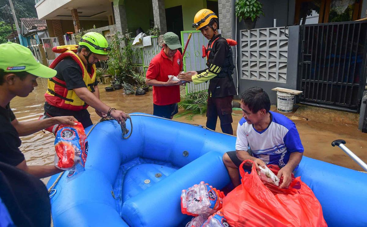 FOTO: Tanggul Jebol, 2.000 Warga Villa Pamulang Terdampak Banjir