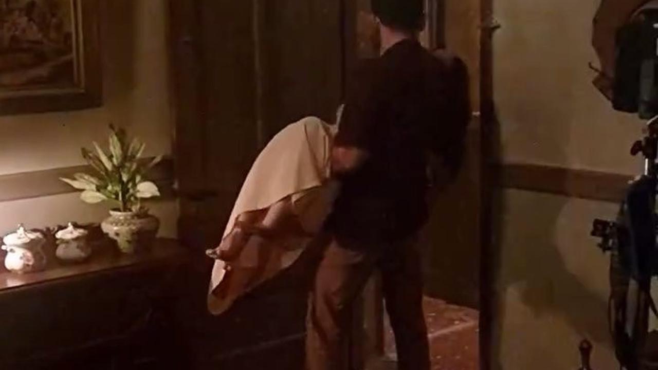 Sambil Bopong Luna Maya, Momen Oka Antara Kena Prank Crew saat Syuting
