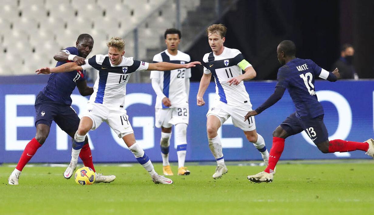 Pemain Prancis, Moussa Sissoko, berebut bola dengan pemain Finlandia, Onni Valakari, pada laga uji coba di Stadion Stade de France, Rabu (11/11/2020). Prancis takluk dengan skor 0-2. (AP/Michel Euler)