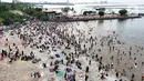 Foto udara memperlihatkan suasana Pantai Ancol Taman Impian, Jakarta, Selasa (1/4/2025) saat libur hari kedua perayaan Idul Fitri 1446 Hijriah. (Liputan6.com/Herman Zakharia)