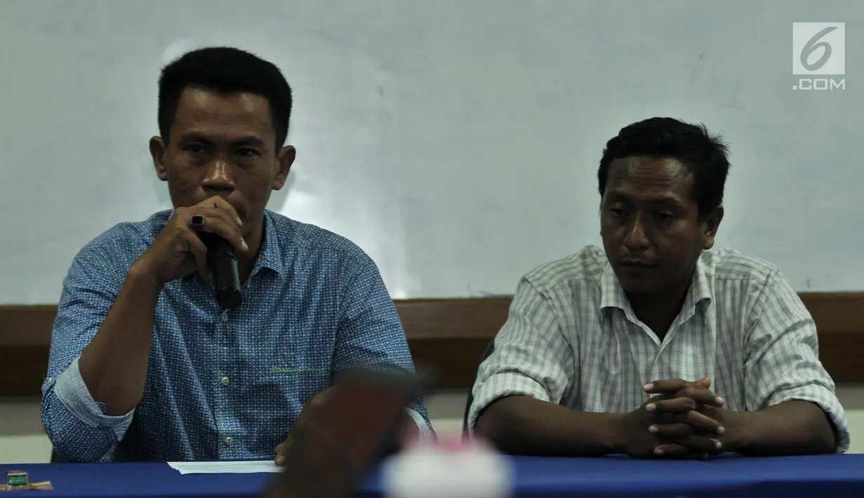 Ketua RW 04 nonaktif Pulau Pari, Catur Sulaiman memberi keterangan saat konpers terkait putusan bebas dan kriminalisasi warga Pulau Pari oleh Polres Kepulauan Seribu di Kantor LBH, Jakarta, Minggu (18/11). (Merdeka.com/ Iqbal S. Nugroho)
