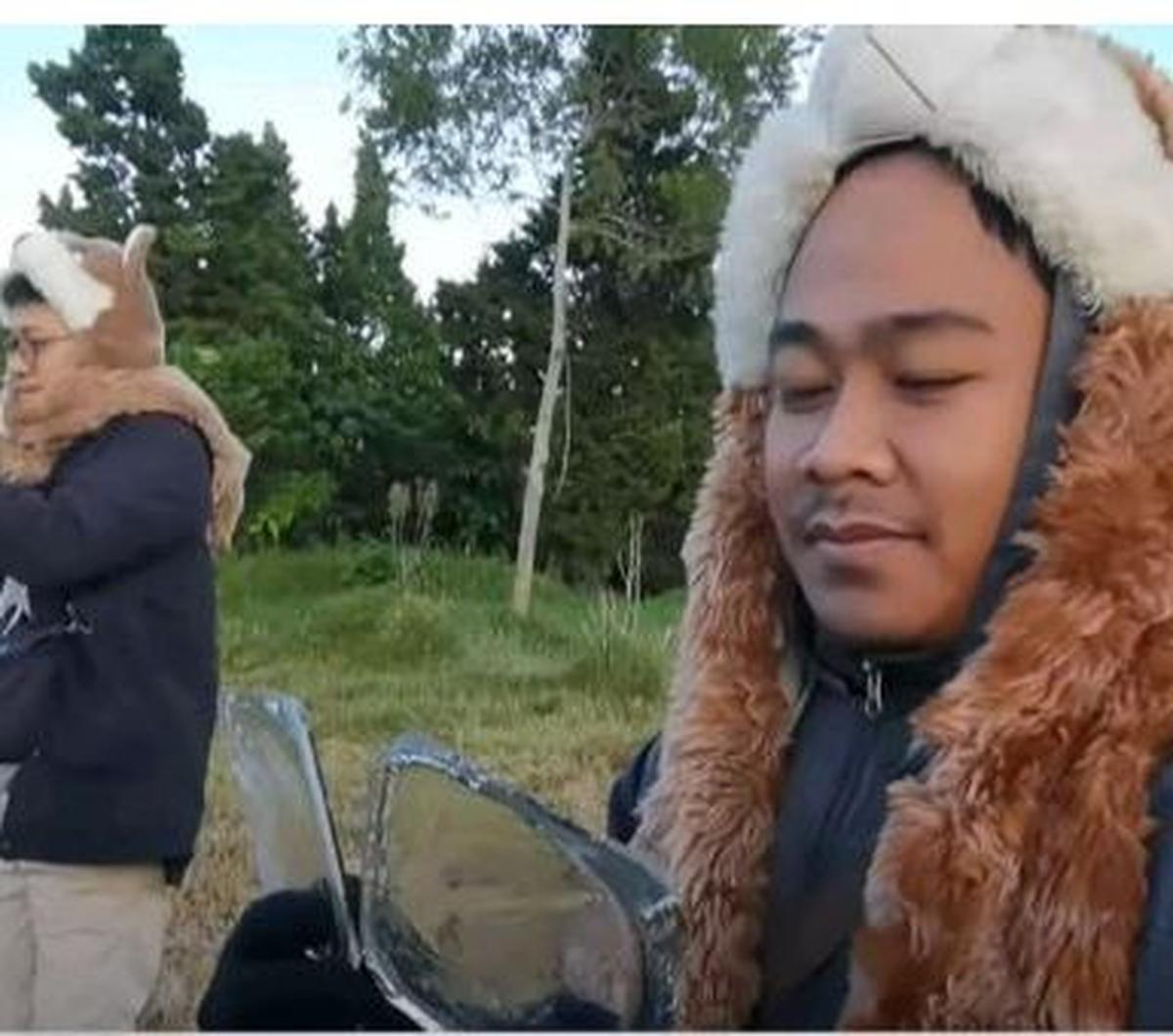 “Rasanya kayak senang banget, dingin. Karena ini sudah mati rasa nih. Suhunya lumayan ekstrem,” kata Zidan, salah seorang wisatawan yang merasakan begitu dinginnya suhu di Dieng.