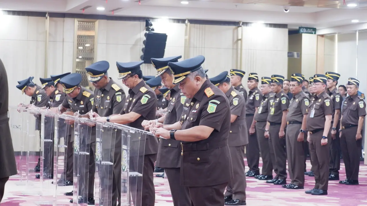 Jaksa Agung ST Burhanuddin melantik dan mengambil sumpah jabatan 34 pejabat di lingkungan Kejaksaan Agung (Kejagung) dalam seremoni yang digelar di Lantai 11 Gedung Utama Kejaksaan Agung. (Liputan6.com/Nanda Perdana )