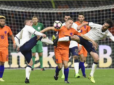 Gelandang Belanda, Jens Toornstra, dihadang oleh Gelandang Italia, Marco Parolo, pada laga persahabatan di Stadion Amsterdam Arena, Belanda, (28/03/2017). Italia berhasil menang 2-1 atas Belanda (AFP/John Thys)