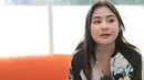 Prilly Latuconsina baru saja menggelar mini konser di Balai Sarbini, Jakarta Selatan pada Minggu (18/12). Dua hari menjelang konsernya, Prilly baru saja kehilangan orang yang selama ini dekat dengan dirinya. (Adrian Putra/Bintang.com)