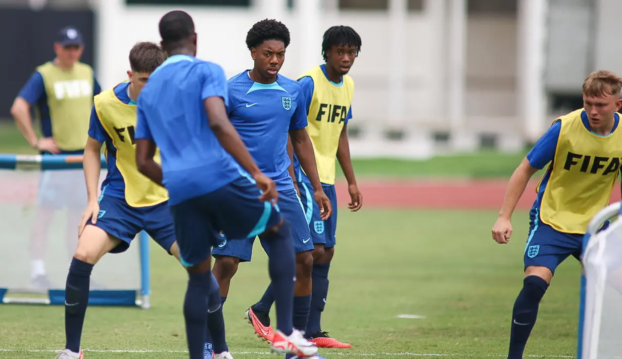 Sejumlah pesepak bola Timnas Inggris U-17 mengikuti sesi latihan di Stadion Madya, Jakarta, Selasa (21/11/2023). (Doc. LOC WCU17/BRY)