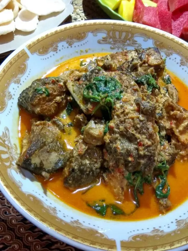 Semangkuk bandeng bumbu kuning kemangi