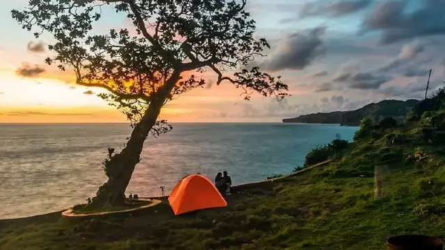 Berkemah di Pantai Kesirat (IG campingpantaikesirat)