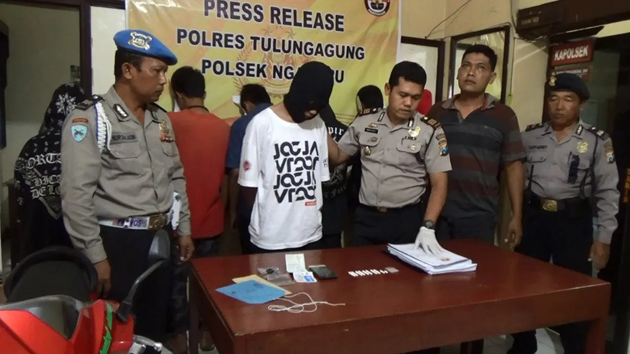 Delapan Remaja Tanggung Dibekuk saat Mabuk dan Mesum