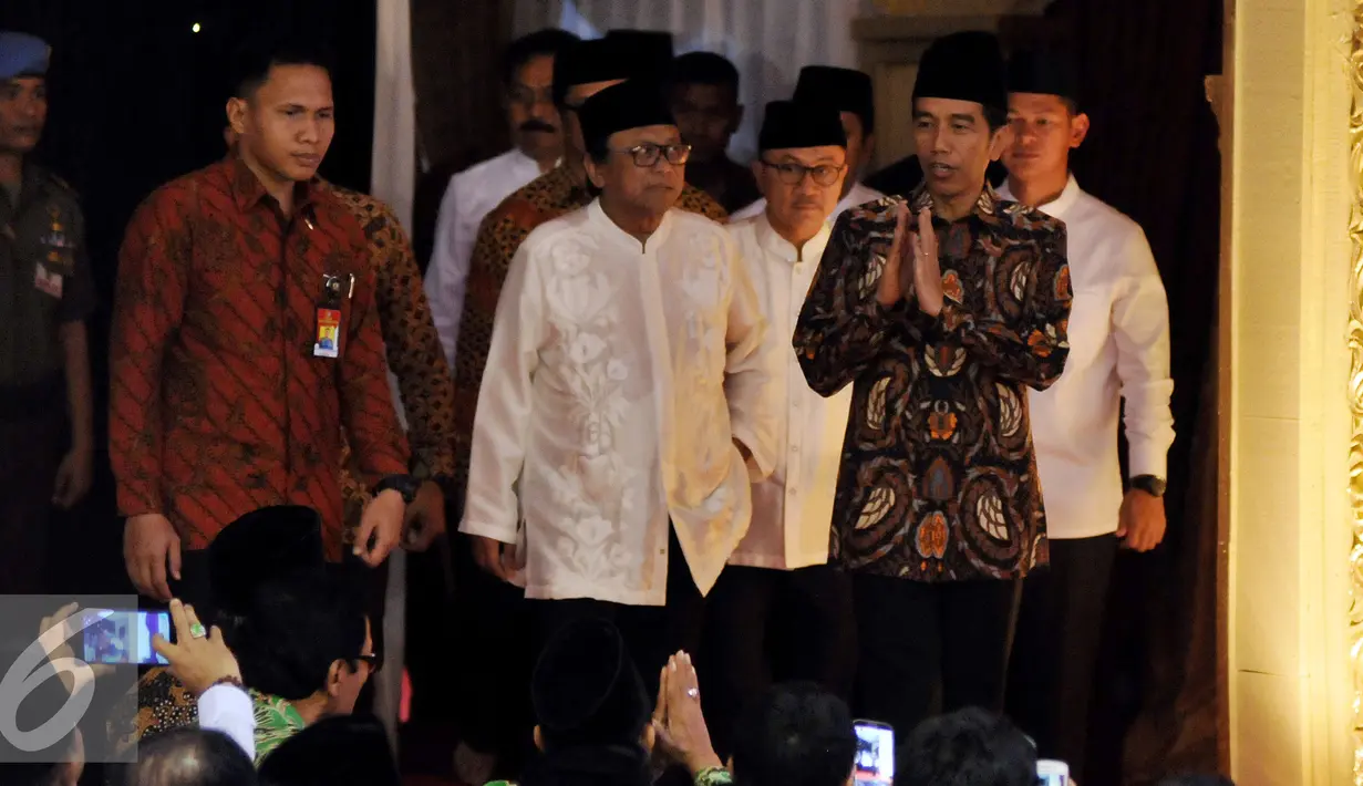 Presiden Joko Widodo (kanan) didampingi Wakil Ketua MPR (kedua kiri) Oesman Sapta saat acara buka bersama di rumah Wakil Ketua MPR Oesman Sapta di Jakarta, Jumat (24/6). (Liputan6.com/Johan Tallo)