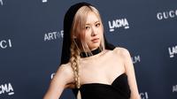 Rose Blackcpink saat menghadiri LACMA Art+Film Gala di Los Angeles County Museum of Art, Los Angeles, California, Amerika Serikat, 5 November 2022. Rose memikat hati para penggemar dalam balutan gaun Saint Laurent berwarna hitam yang anggun nan seksi. (Michael Tran/AFP)