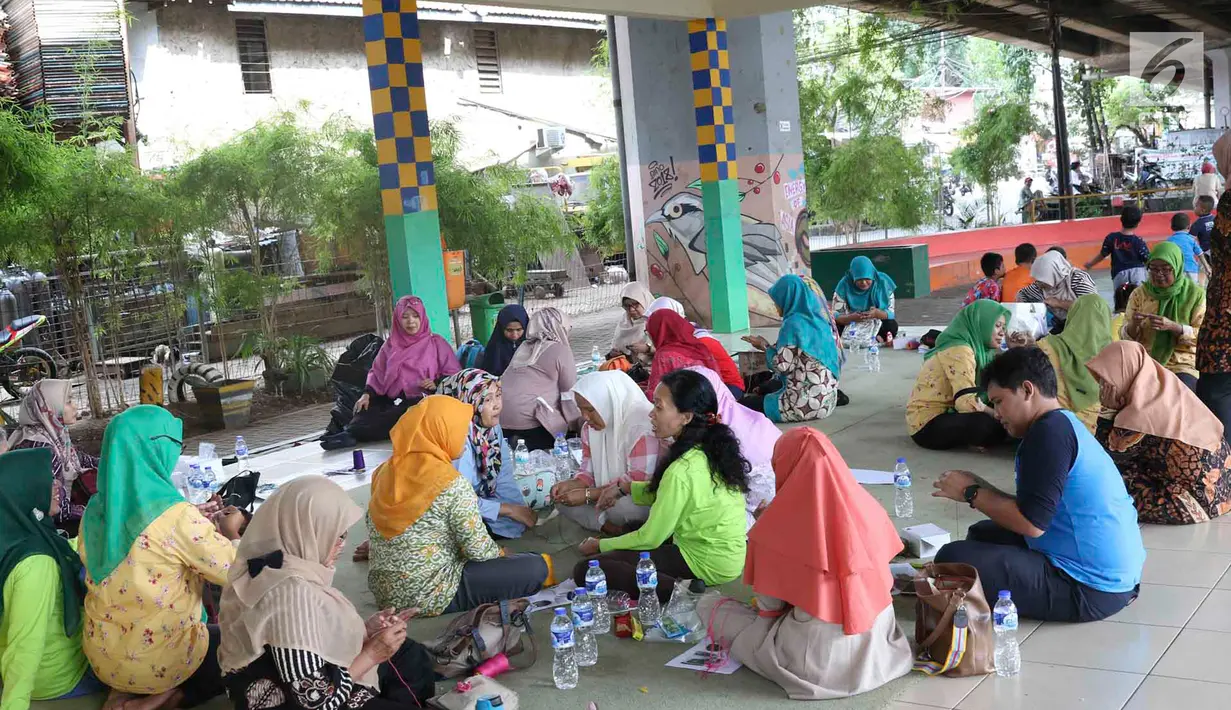 Suasana pelatihan merajut di RPTRA Pademangan Timur, Jakarta, Selasa (18/12). Pelatihan tersebut digelar guna meningkatkan kemampuan dan dapat memperkuat perekonomian keluarga dari hasil kerajinan yang dijualnya itu. (Liputan6.com/Immanuel Antonius)